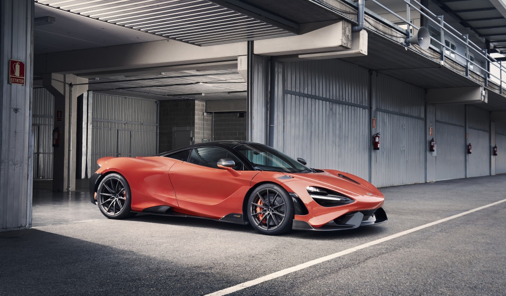 Автомобиль McLaren 765LT 2020 года выезжает из гаража 