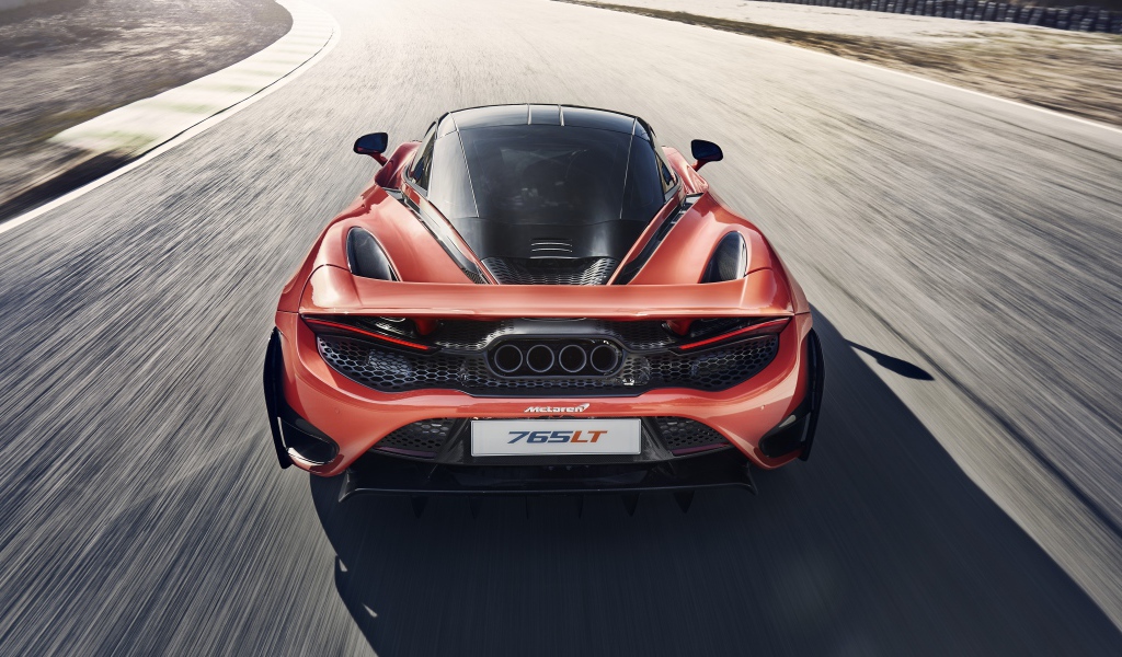 Автомобиль McLaren 765LT 2020 года вид сзади