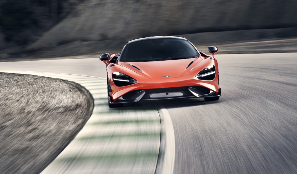 Спортивный автомобиль McLaren 765LT 2020 года на трассе 