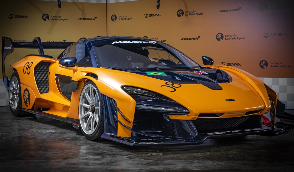 Оранжевый спортивный автомобиль McLaren GTR 2020 года 