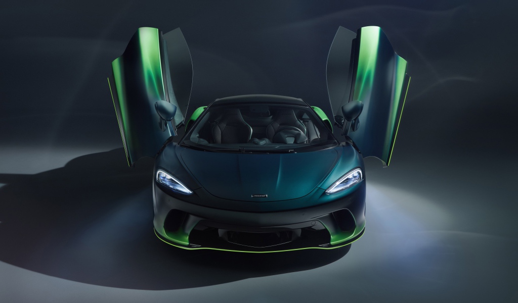 Автомобиль McLaren GT Verdant Theme By MSO 2020 года с открытыми дверями