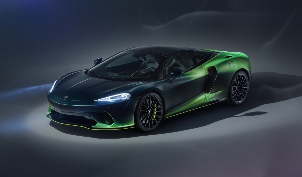 Автомобиль McLaren GT Verdant Theme By MSO 2020 года на сером фоне