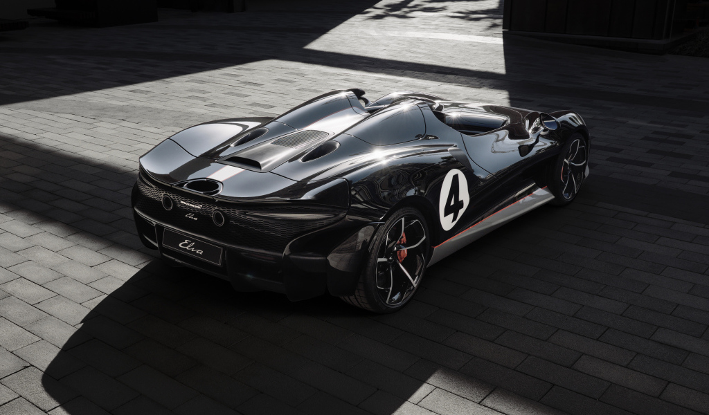Черный спортивный автомобиль McLaren MSO Elva M1A Theme 2020 года вид сзади