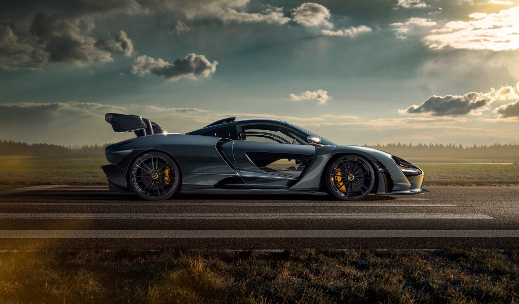 Автомобиль Novitec McLaren Senna 2020 года на фоне неба 