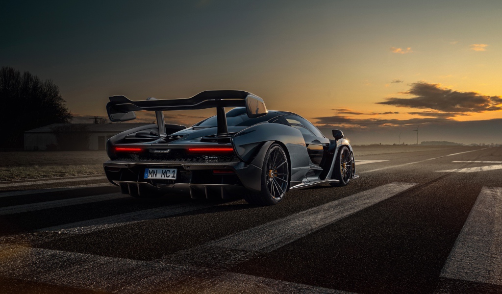 Гоночный автомобиль Novitec McLaren Senna 2020 года на трассе 