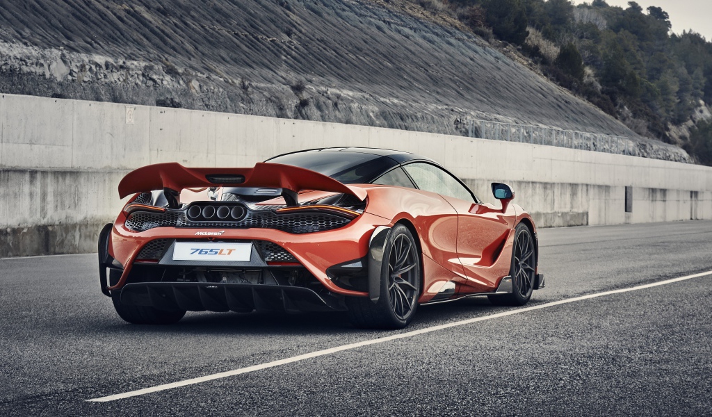 Красный спортивный автомобиль McLaren 765LT 2020 года 