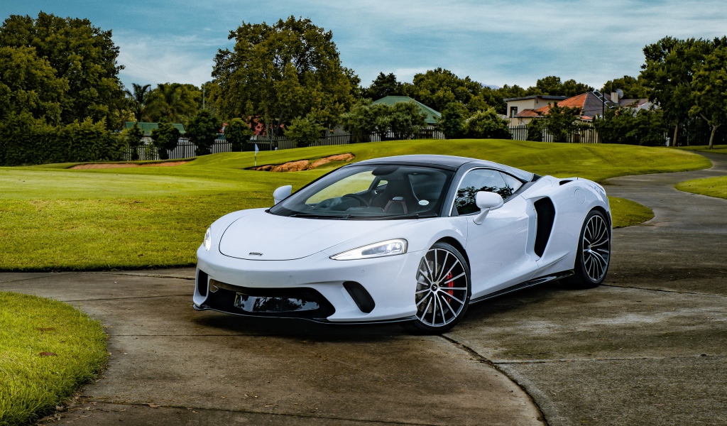 Белый спортивный автомобиль McLaren GT 2020 года 