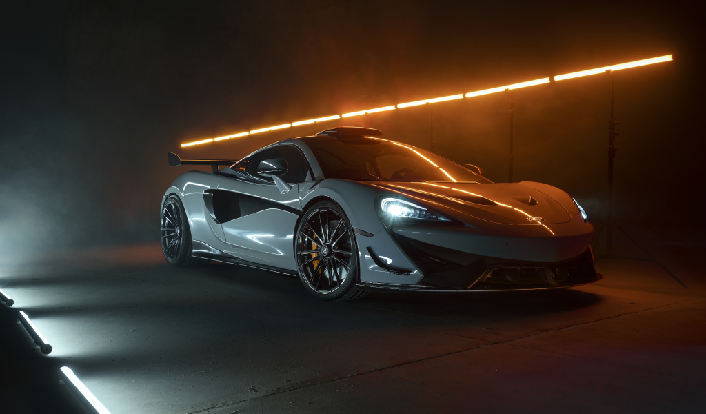 Серебристый спортивный автомобиль McLaren 620R 2021 года