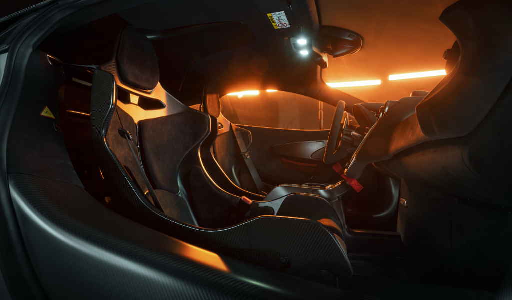 Черный салон автомобиля McLaren 620R 2021 года