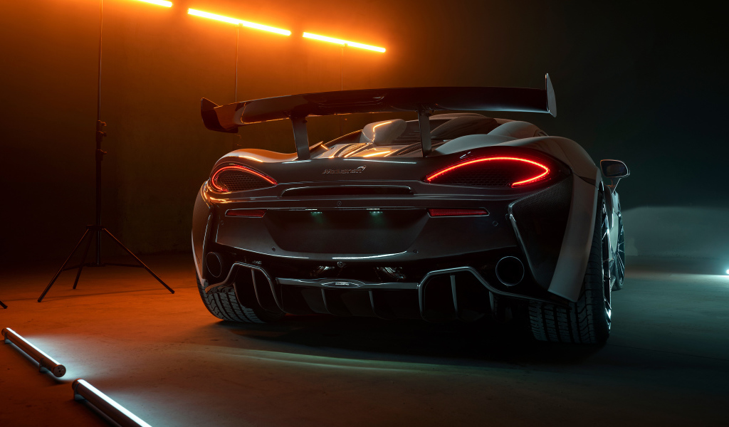 Автомобиль McLaren 620R 2021 года вид сзади