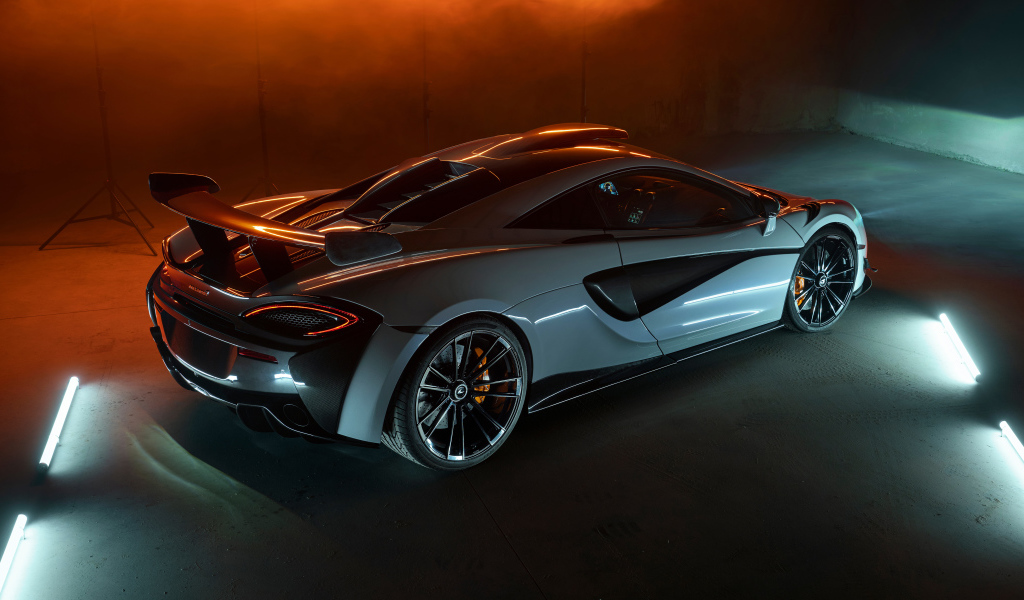 Спортивный автомобиль  McLaren 620R 2021 года вид сзади