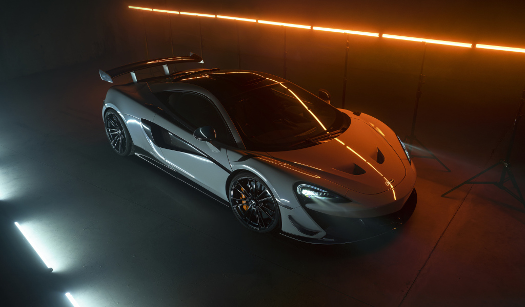 Спортивный автомобиль McLaren 620R 2021 года вид сверху