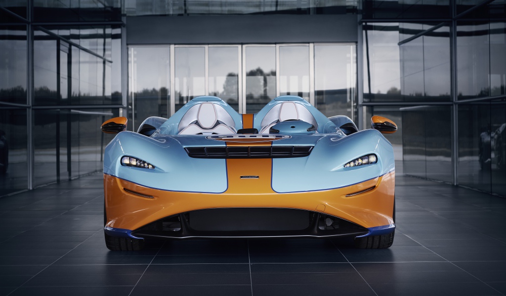 Спортивный автомобиль McLaren Elva Gulf Theme By MSO 2021 года