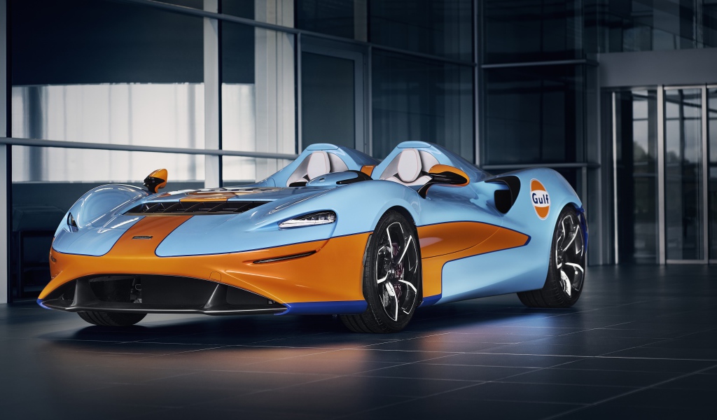 Спортивный автомобиль McLaren Elva Gulf Theme By MSO 2021 года у здания 