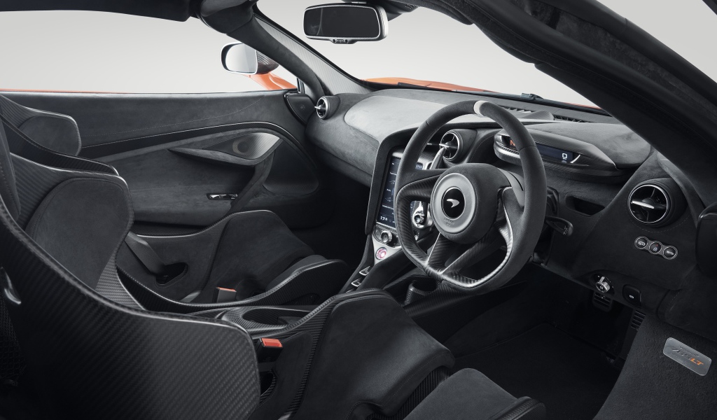 Черный салон автомобиля McLaren 765LT 2020 года 