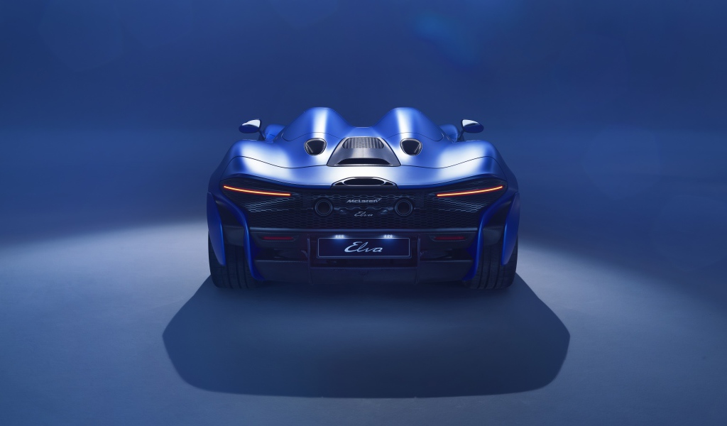 Синий автомобиль McLaren Elva 2020 года вид сзади