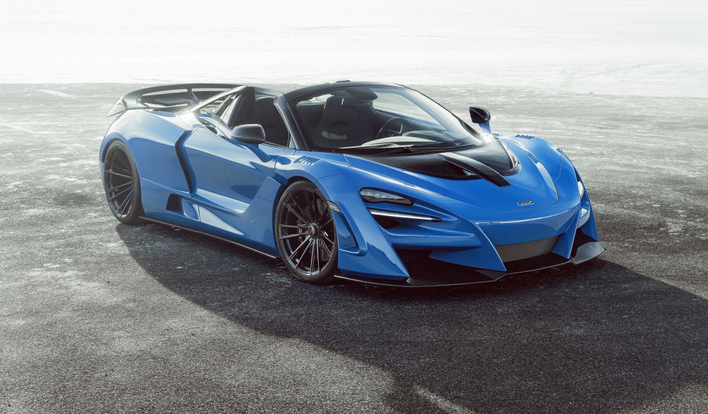Синий автомобиль  McLaren 720S,  2020 года на асфальте 