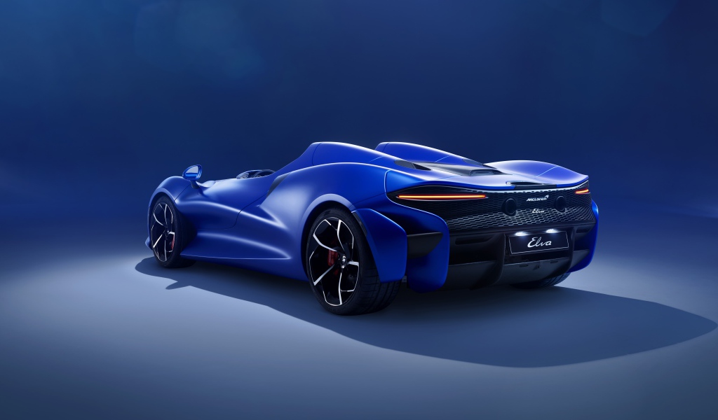 Синий автомобиль McLaren Elva,  2020 года на синем фоне