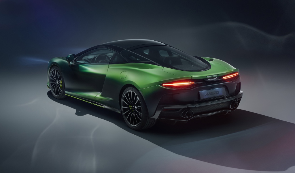 Быстрый зеленый автомобиль McLaren GT Verdant, 2020 года на сером фоне