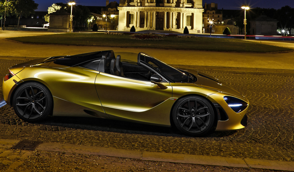 Золотистый спортивный автомобиль McLaren 720S, 2019 года на улице города