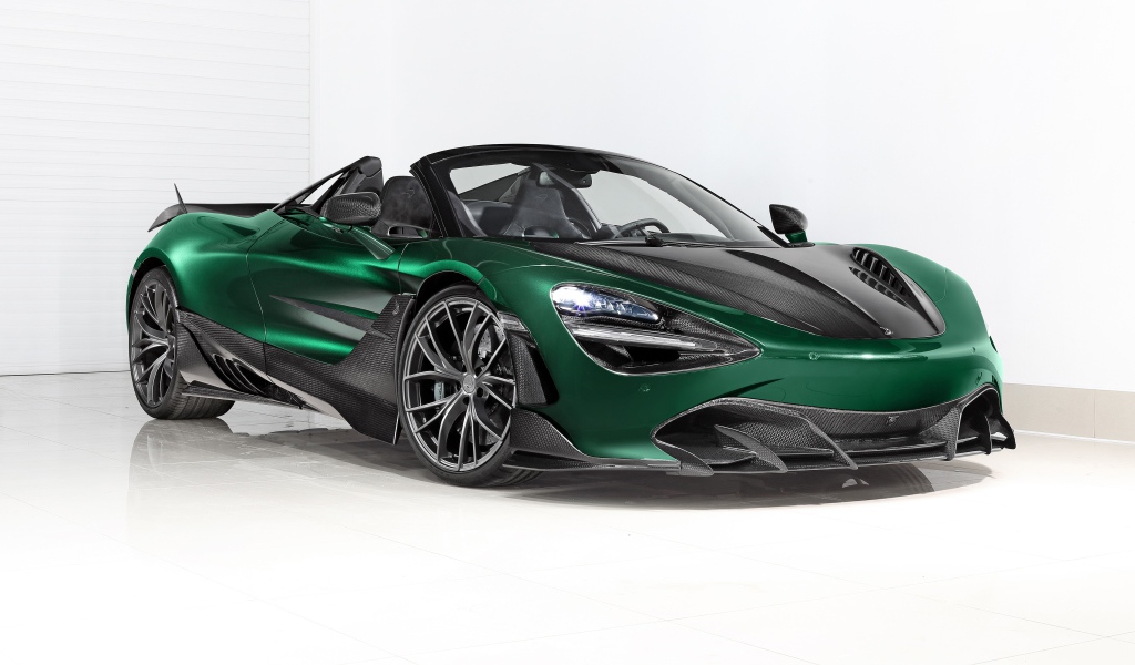 Зеленый автомобиль  McLaren 720S Spider Fury 2020 года на белом фоне 