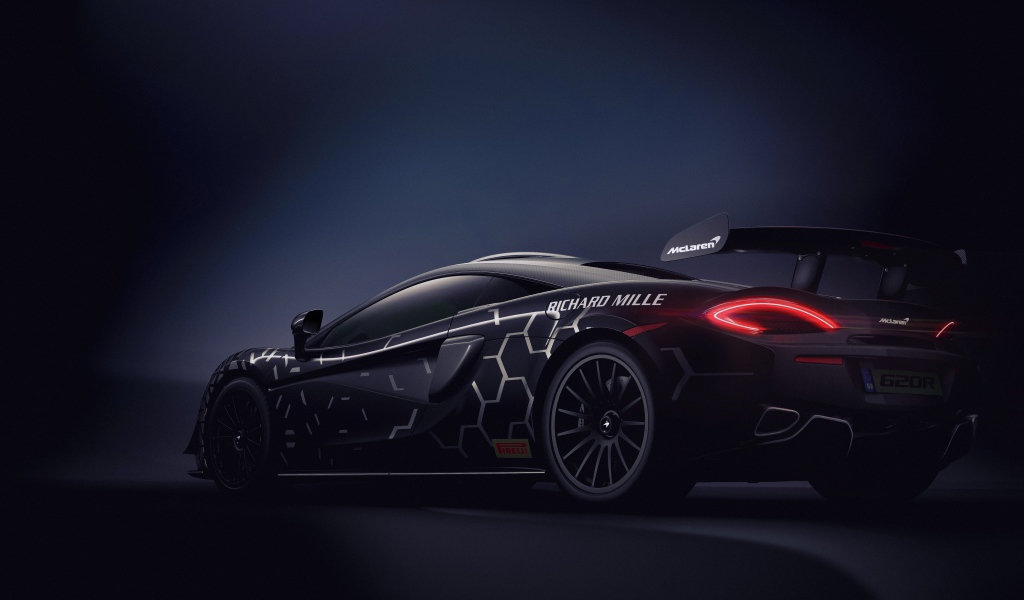 Автомобиль McLaren 620R года вид сзади