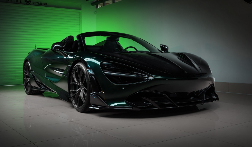 Черный спортивный автомобиль  McLaren 720S, 2020 года в гараже 