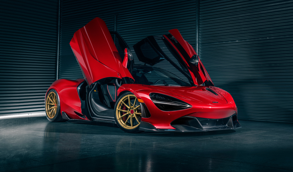 Автомобиль McLaren 720S на фоне серой стены