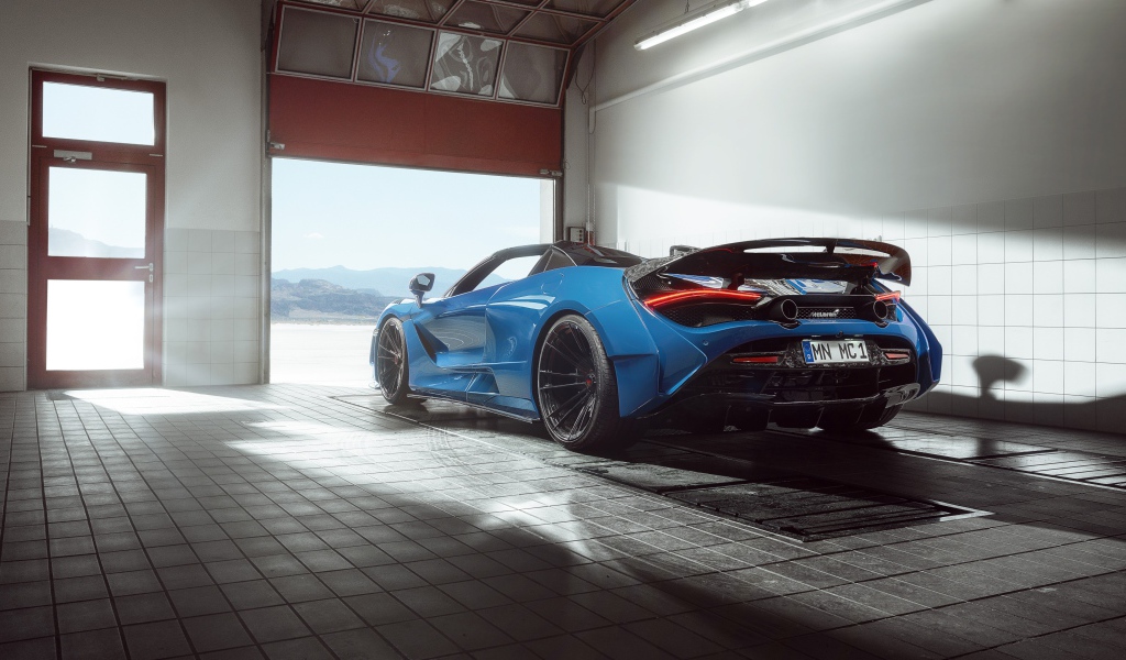 Спортивный автомобиль  McLaren 720S, 2020 года выезжает с гаража