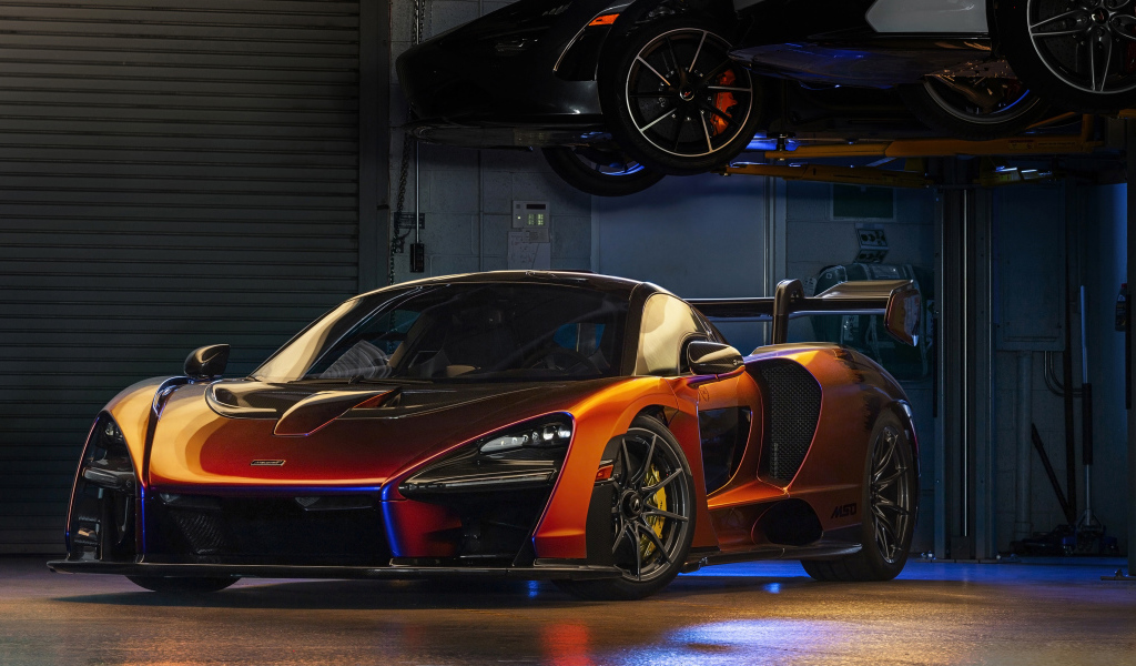 Оранжевый спортивный автомобиль McLaren MSO Senna в гараже