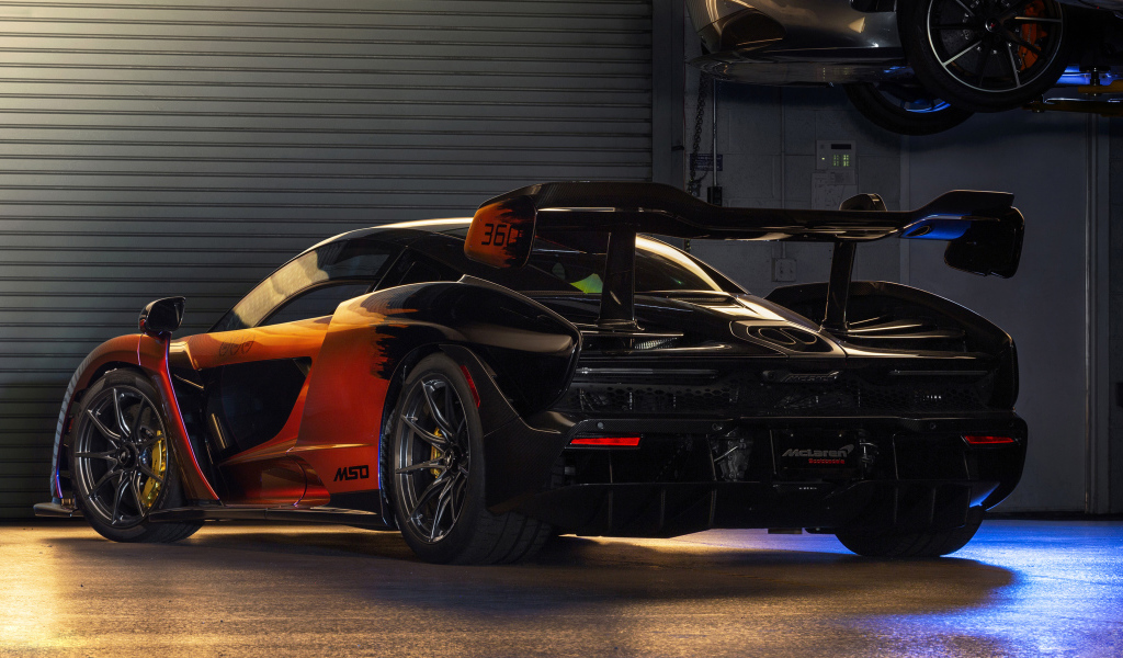 Спортивный автомобиль McLaren MSO Senna в гараже