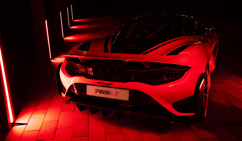 Вид сзади на автомобиль  McLaren 765LT, 2021 года