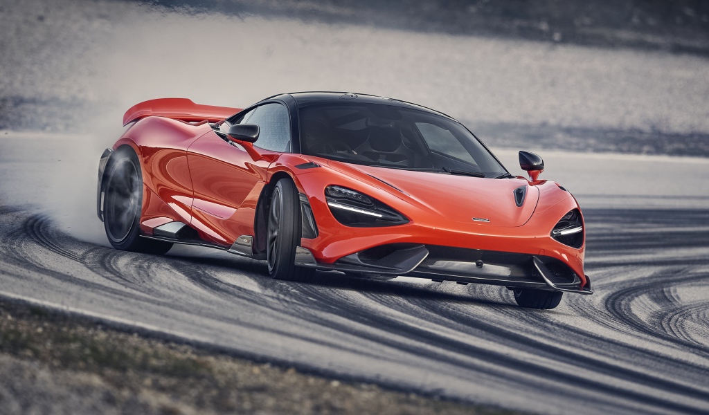 Красный гоночный автомобиль McLaren 765LT 2020 года на трассе 