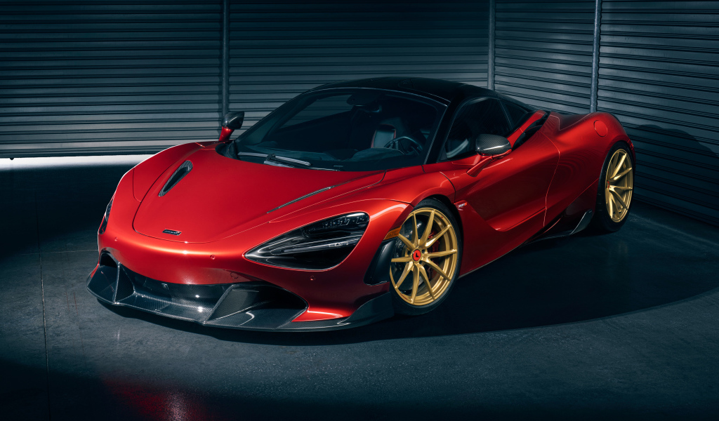 Красный спортивный автомобиль McLaren 720S  в гараже