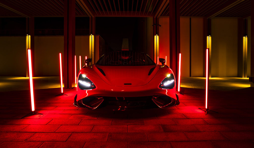 Красный McLaren 765LT, 2021 года в свете неоновых фонарей