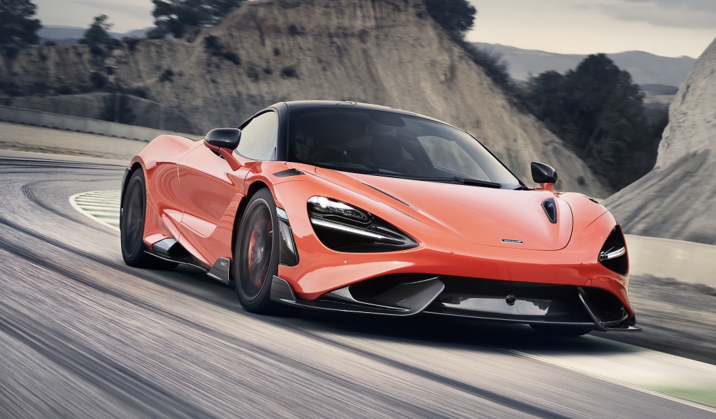 Красный автомобиль McLaren 765LT 2020 года на дороге в горах 