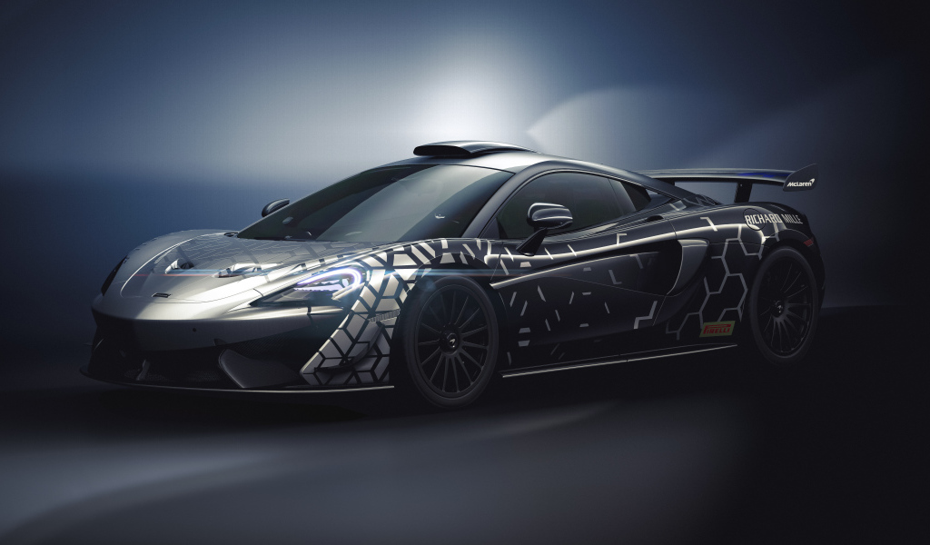 Спортивный автомобиль McLaren 620R, 2020 года на сером фоне