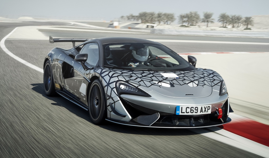 Спортивный автомобиль McLaren 620R на трассе