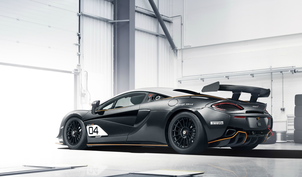 Спортивный  McLaren 570S GT4, 2020 года вид сзади