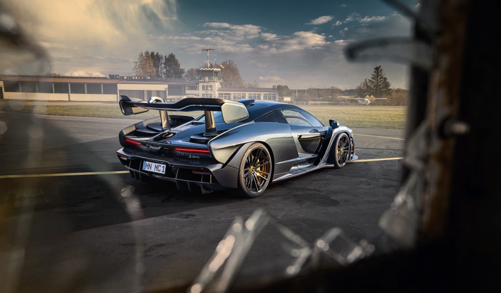 Вид из разбитого окна на автомобиль Novitec McLaren Senna 2020 года