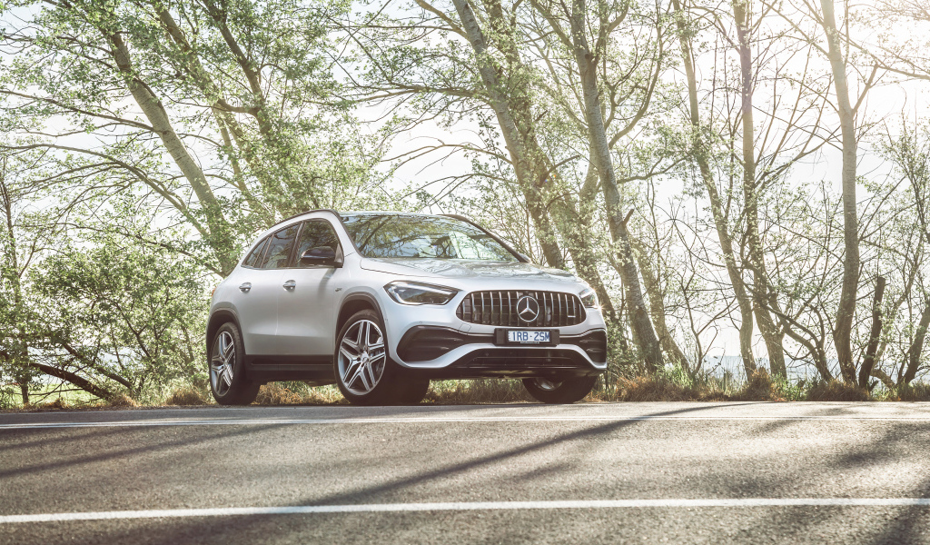 Белый автомобиль Mercedes-AMG GLA 35 4MATIC 2020 года на дороге