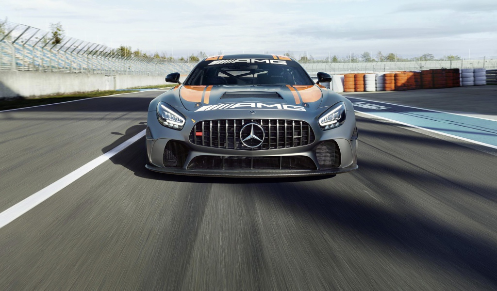 Автомобиль Mercedes-AMG GT4 2020 года на гонках 