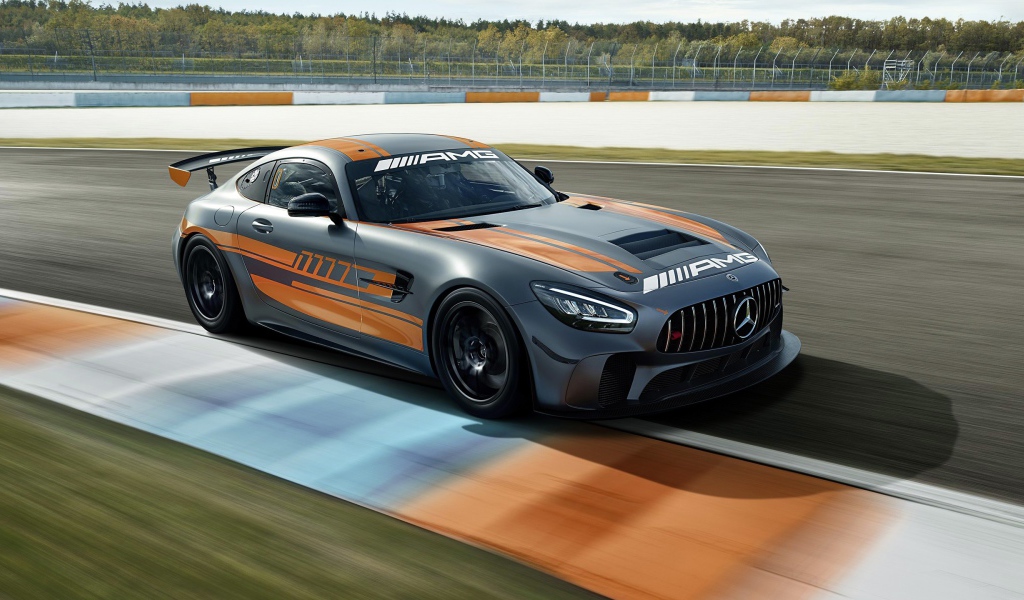 Автомобиль Mercedes-AMG GT4 2020 года на гоночной трассе