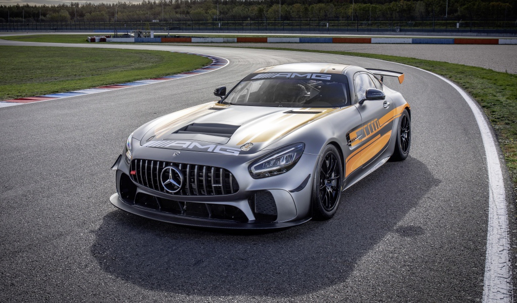 Гоночный автомобиль Mercedes-AMG GT4 2020 года на трассе 