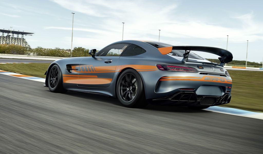 Гоночный автомобиль Mercedes-AMG GT4 2020 года на  трассе вид сзади