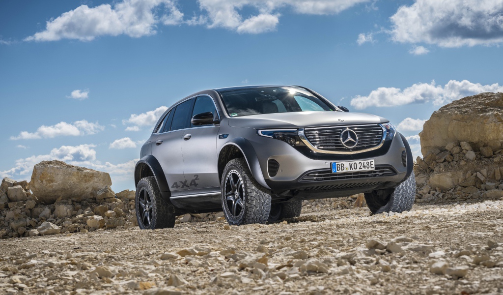 Серебристый внедорожник Mercedes-Benz EQC 4x4 2020 года 