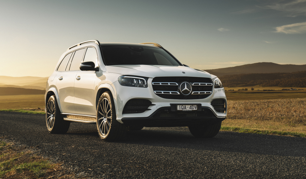 Белый стильный внедорожник Mercedes-Benz GLS 400 D 4MATIC AMG Line 2020 года
