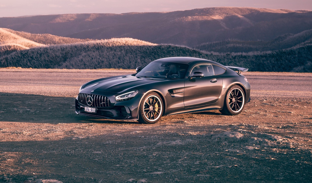 Черный автомобиль Mercedes-AMG GT R 2020 года