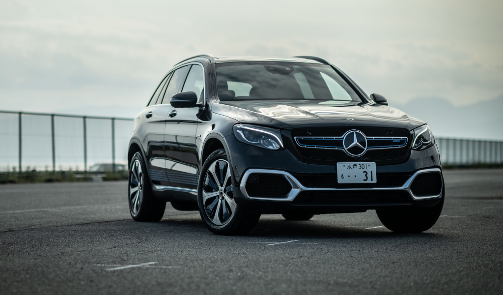 Черный автомобиль Mercedes-Benz GLC F-Cell 2021 года