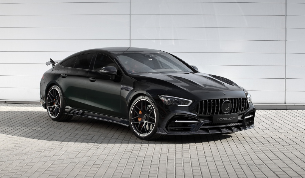 Черный автомобиль  Mercedes-AMG GT 63 S 4MATIC+ 4-Door Coupé Inferno 2020 года у гаража